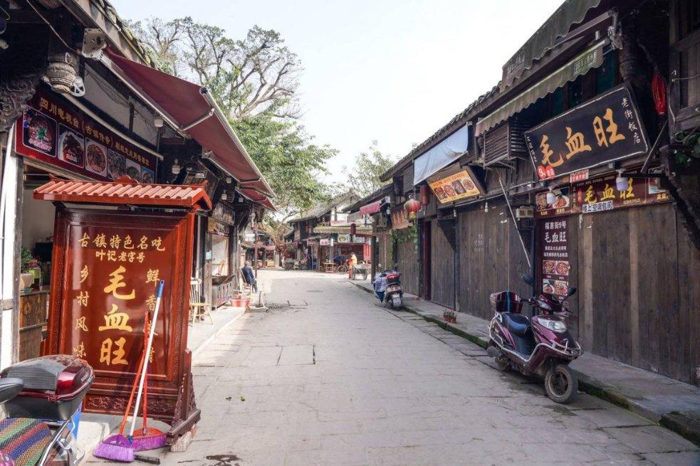 傅家镇姜家村:粉刷美化旧墙面 助力乡村换新颜